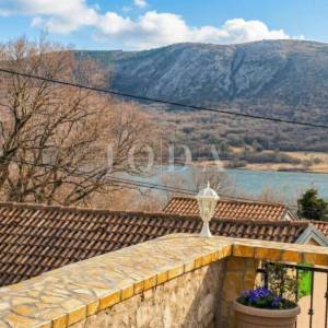 Tribalj, autohtona kuća sa pogledom na jezero 