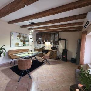 Tribalj, autohtona kuća sa pogledom na jezero 