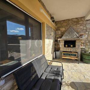 Tribalj, autohtona kuća sa pogledom na jezero 