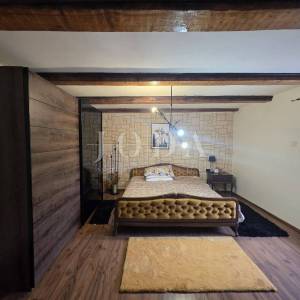 Tribalj, autohtona kuća sa pogledom na jezero 