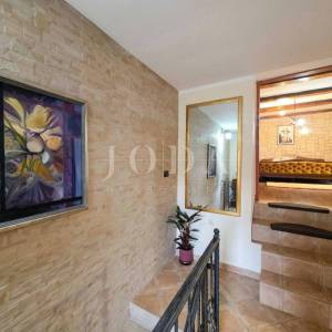 Tribalj, autohtona kuća sa pogledom na jezero 