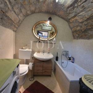 Tribalj, autohtona kuća sa pogledom na jezero 