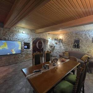 Tribalj, autohtona kuća sa pogledom na jezero 