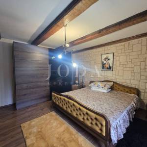 Tribalj, autohtona kuća sa pogledom na jezero 