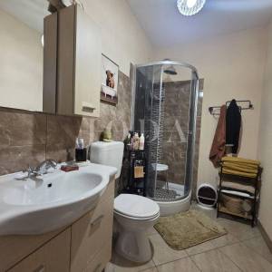 Tribalj, autohtona kuća sa pogledom na jezero 