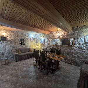 Tribalj, autohtona kuća sa pogledom na jezero 