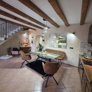 Tribalj, autohtona kuća sa pogledom na jezero 