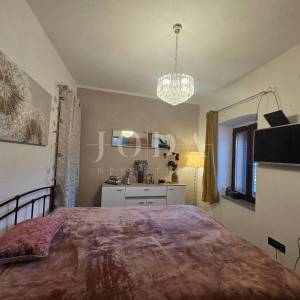 Tribalj, autohtona kuća sa pogledom na jezero 