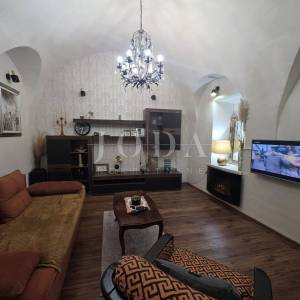 Tribalj, autohtona kuća sa pogledom na jezero 