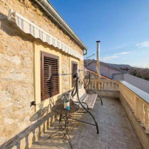 Tribalj, autohtona kuća sa pogledom na jezero 