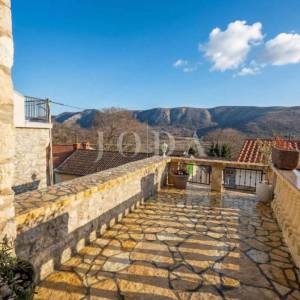 Tribalj, autohtona kuća sa pogledom na jezero 