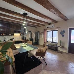 Tribalj, autohtona kuća sa pogledom na jezero 