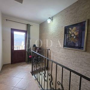 Tribalj, autohtona kuća sa pogledom na jezero 