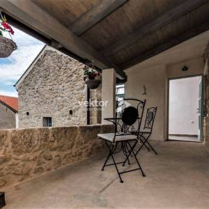 Tribalj, rustikalna kamena kuća s bazenom