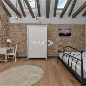 Tribalj, rustikalna kamena kuća s bazenom