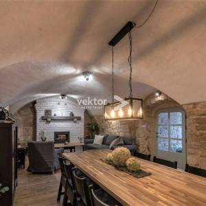 Tribalj, rustikalna kamena kuća s bazenom