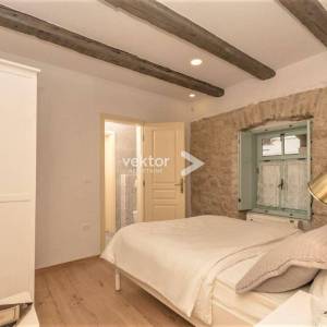 Tribalj, rustikalna kamena kuća s bazenom