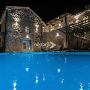 Tribalj, rustikalna kamena kuća s bazenom