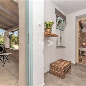 Tribalj, rustikalna kamena kuća s bazenom