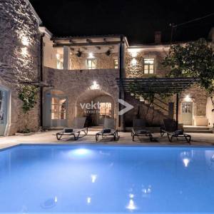 Tribalj, rustikalna kamena kuća s bazenom