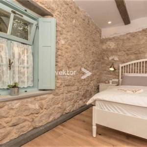 Tribalj, rustikalna kamena kuća s bazenom