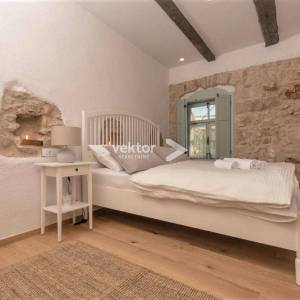 Tribalj, rustikalna kamena kuća s bazenom