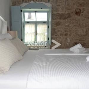 Tribalj, rustikalna kamena kuća s bazenom