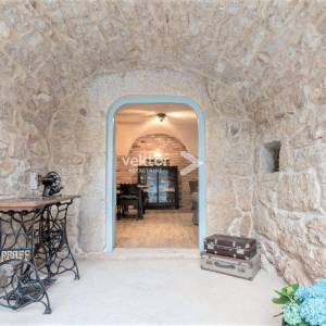 Tribalj, rustikalna kamena kuća s bazenom