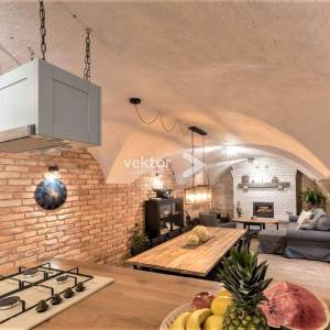 Tribalj, rustikalna kamena kuća s bazenom