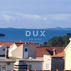 TRIBUNJ, SOVLJA - Stan s krovnom terasom blizu plaže, pogled na more