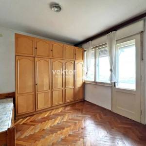 Trsat, etaža s dodatnim objektom i okućnicom, pogled na more