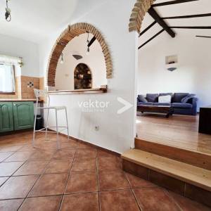 Trsat, uređen stan s dodatnim prostorom, na atraktivnoj poziciji