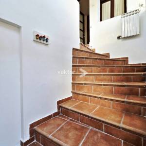 Trsat, uređen stan s dodatnim prostorom, na atraktivnoj poziciji