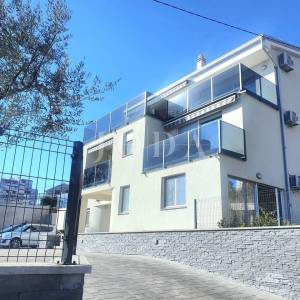 Turnić – Luksuzan 3S+DB s terasom i pogledom na more