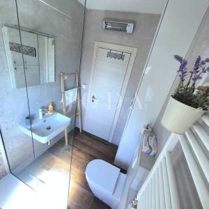 Turnić – Luksuzan 3S+DB s terasom i pogledom na more