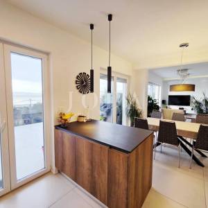 Turnić – Luksuzan 3S+DB s terasom i pogledom na more