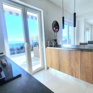 Turnić – Luksuzan 3S+DB s terasom i pogledom na more