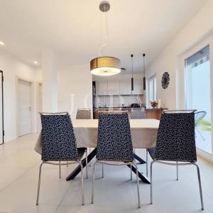 Turnić – Luksuzan 3S+DB s terasom i pogledom na more