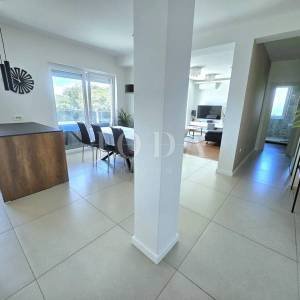 Turnić – Luksuzan 3S+DB s terasom i pogledom na more