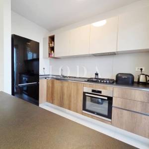 Turnić – Luksuzan 3S+DB s terasom i pogledom na more