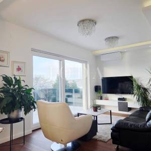 Turnić – Luksuzan 3S+DB s terasom i pogledom na more