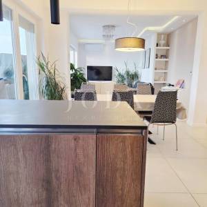 Turnić – Luksuzan 3S+DB s terasom i pogledom na more