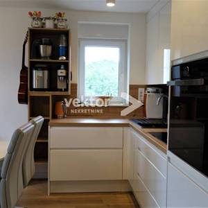 Turnić, uređen 2-soban s dnevnim boravkom, balkon