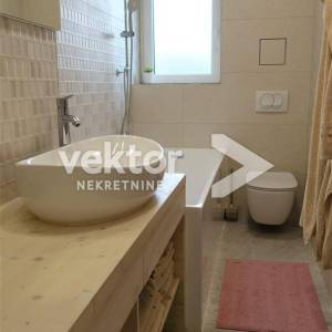 Turnić, uređen 2-soban s dnevnim boravkom, balkon