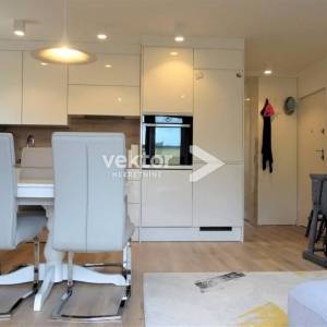 Turnić, uređen 2-soban s dnevnim boravkom, balkon