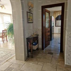 UMAG - Prostrana kuća sa velikom okućnicom, prvi red do mora