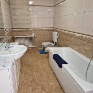 UMAG - Prostrana kuća sa velikom okućnicom, prvi red do mora