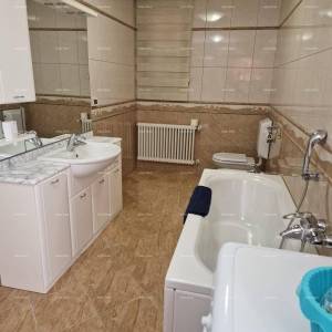 UMAG - Prostrana kuća sa velikom okućnicom, prvi red do mora