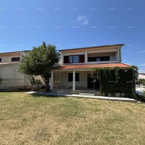 VALBANDON - Kuća s dva stana – idealna za obiteljski život ili investiciju