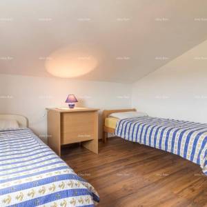 Valdebek. Kuća s 4 stana svaki stan zaseban ulaz!  Blizina centra Pule!